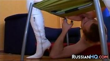 Девушка занимается со своим парнем оральным сексом